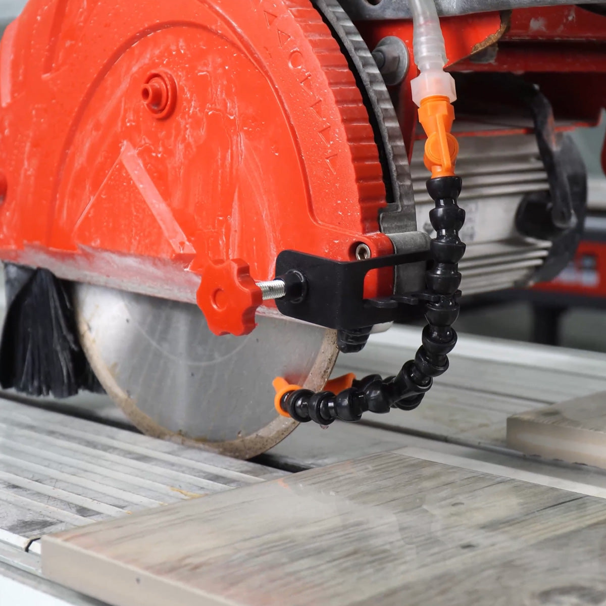 MECHANIC Scorpion Wasseradapter – doppelte Wasserzufuhr für Tisch-Fliesenschneider (Ø 12 mm)